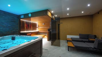 Sauna, hot tub