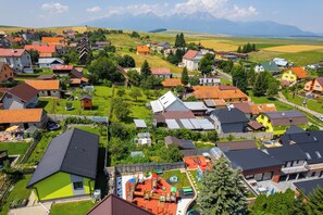 A residential area with houses, a playground, and a train track. - Apartmány Žakovce & SPA (Vysoké Tatry)