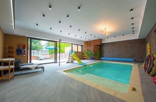 室内游泳池，09:00 至 22:00 开放，日光浴躺椅