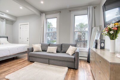 Elegant 2BR Modern Oasis Brand-New Build, Luxe Touches & Lightning-Fast WiFi, AC