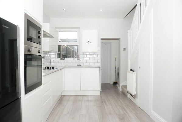 Mikrowelle, Ofen, Herdplatte, Geschirrspüler