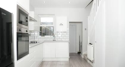 Spacious 3BR House | Sleeps 6 | Parking | Ideal for Contractors”