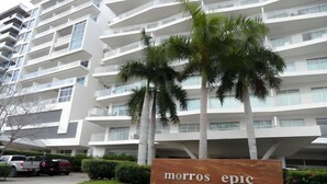 A modern multi-story building with a sign reading "morros epic." - Condominio frente al mar  Morros Epic. (Cartagena)