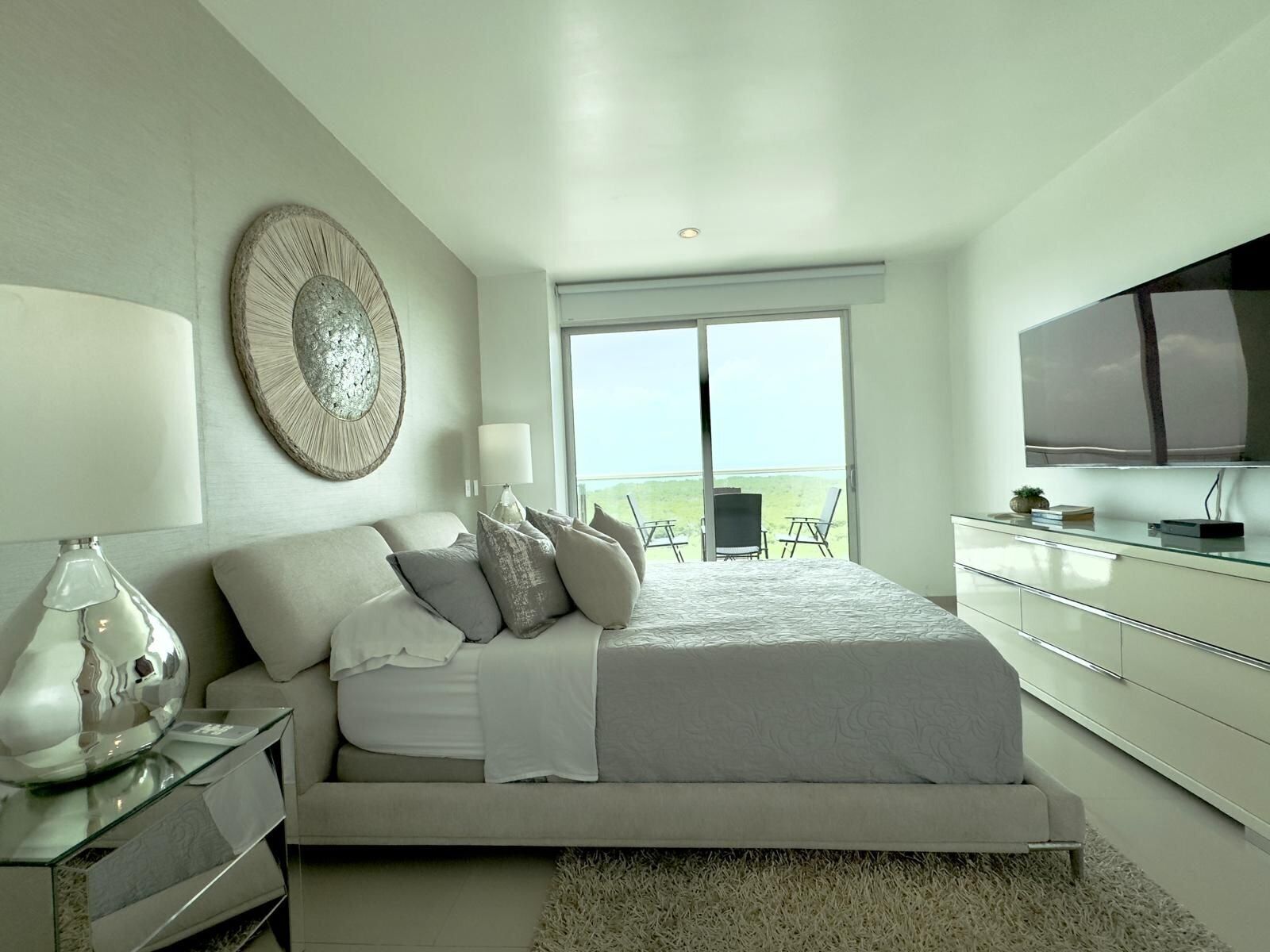 Departamento Confort | Caja de seguridad en la habitación y tabla de planchar con plancha 