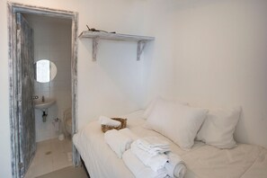 A bedroom with a bed, pillows, and towels. - Condominio frente al mar  Morros Epic. (Cartagena)