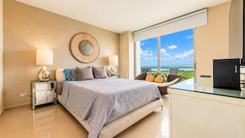 Un dormitorio moderno con cama, lámparas de noche, una obra de arte en la pared y un ventanal con vistas.