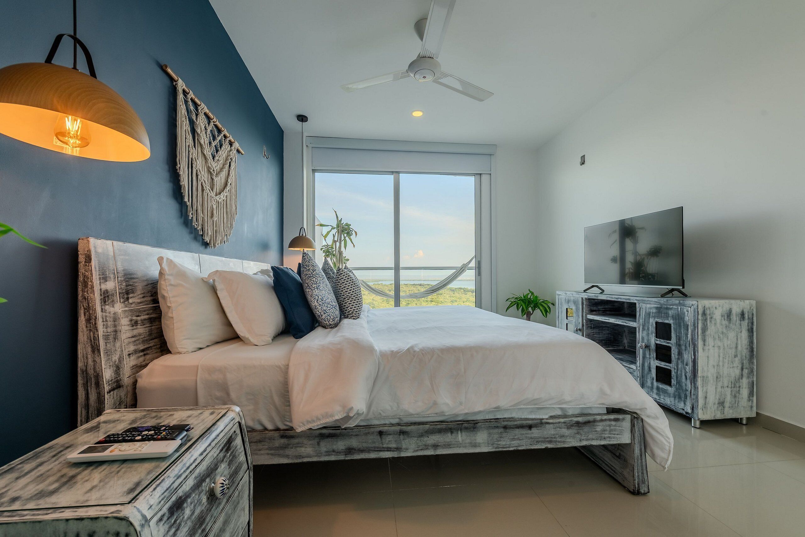 خزنة داخل الغرفة ومكواة/لوح كي وواي فاي مجانًا