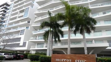 Un edificio moderno de varios pisos con un letrero que dice "morros epic".
