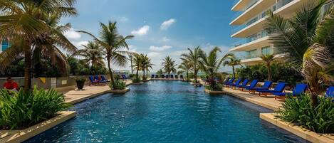 2 من حمّامات السباحة الخارجية