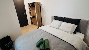1 camera, una cassaforte in camera, una scrivania, ferro/asse da stiro