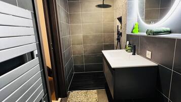 Douche, sèche-cheveux, serviettes fournies, savon