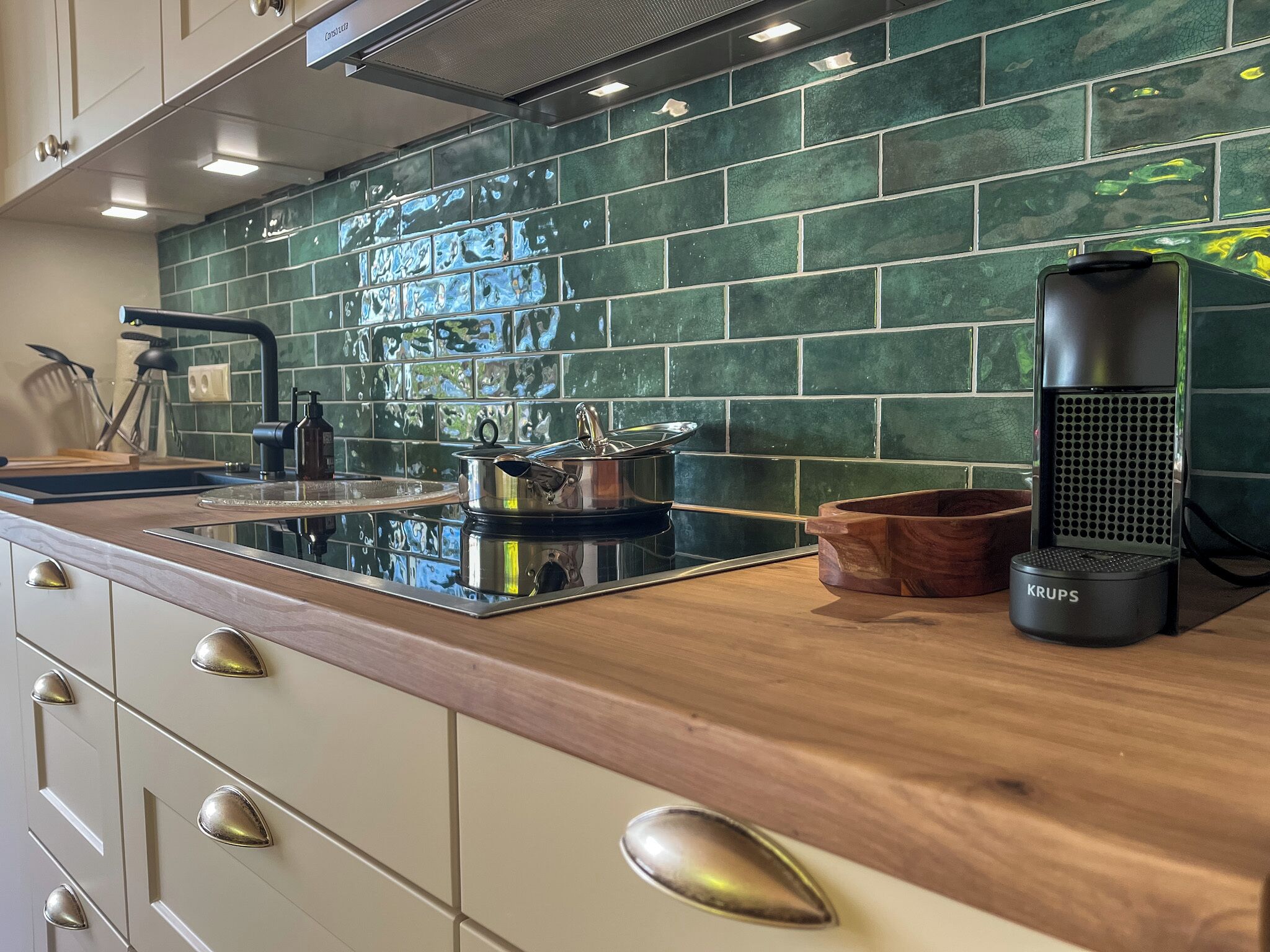 冷蔵庫、オーブン、コンロ、食器洗い機