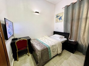 1 soverom, skrivebord, wi-fi (inkludert) og sengetøy