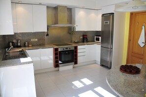 Comfort Townhome, Mountain View | Private kitchen - Villa Berria (Marratxí)