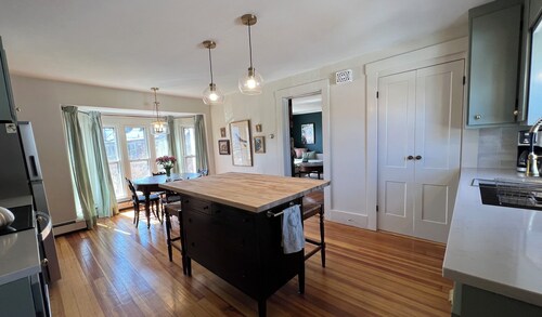 Historic 2-bedroom apartment with WiFi, AC in Downtown Biddeford