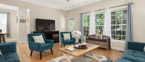 Televisión, reproductor de DVD y oficina