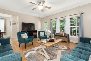 Fernseher, DVD-Player, Arbeitsbereiche