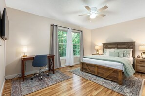 3 bedrooms, desk, iron/ironing board, travel cot