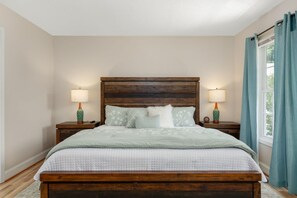 3 habitaciones, escritorio y tabla de planchar con plancha 