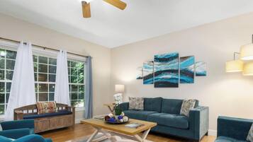 Fernseher, DVD-Player, Arbeitsbereiche