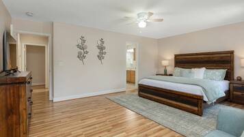 3 slaapkamers, een bureau, een strijkplank/strijkijzer, reisbedje