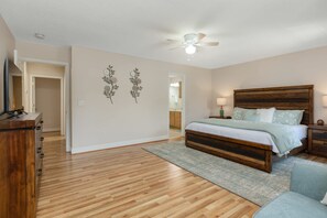 3 habitaciones, escritorio y tabla de planchar con plancha 