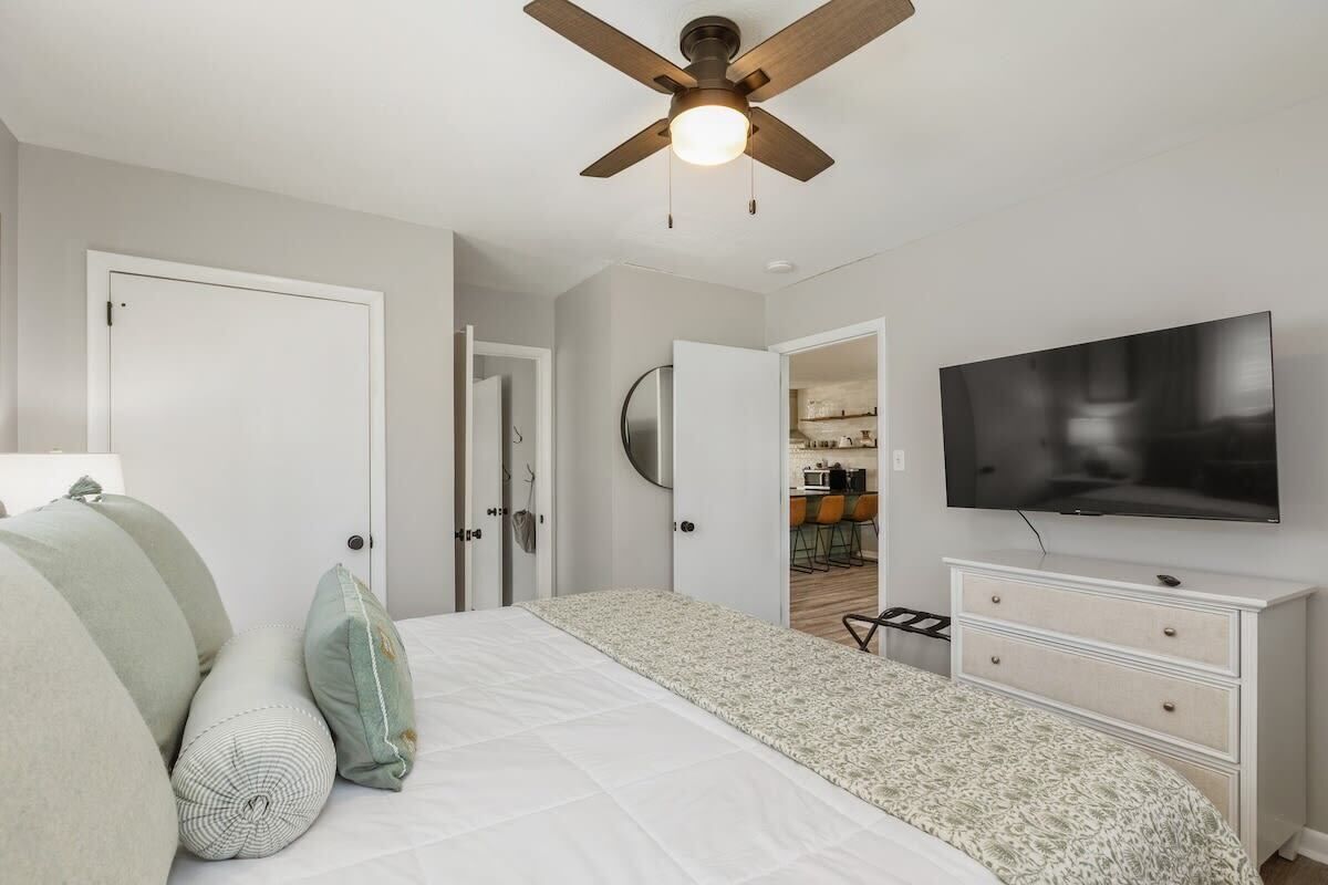 2 bedrooms, desk, iron/ironing board, WiFi