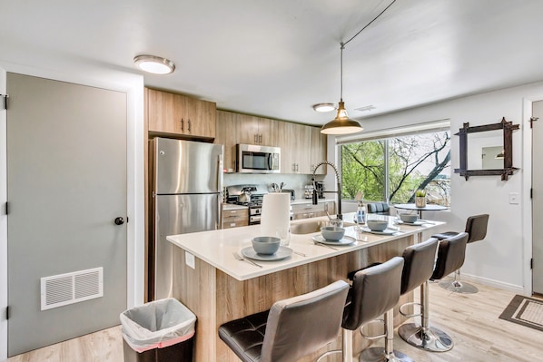 Eenvoudig appartement, 2 slaapkamers, airconditioning | Privékeuken | Een koelkast/vriezer, een magnetron, een oven, een kookplaat