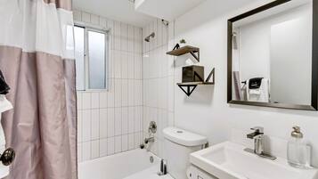 Eenvoudig appartement, 2 slaapkamers, keuken | Badkamer | Een bad/douchecombinatie, gratis toiletartikelen, een haardroger