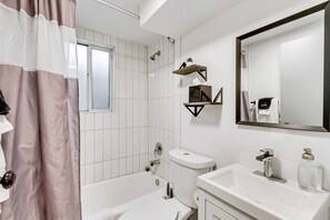 Appartement, 2 chambres, cuisine | Salle de bain | Ensemble douche/baignoire, articles de toilette gratuits, sèche-cheveux