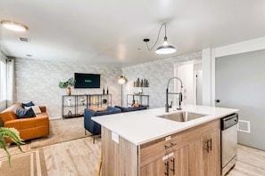 Eenvoudig appartement, 2 slaapkamers, huisdieren toegestaan | Woonruimte | Een smart-tv, Netflix, Hulu en streamingdiensten