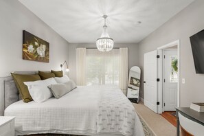 3 habitaciones, escritorio y tabla de planchar con plancha 