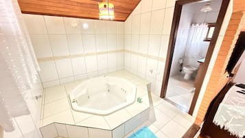 Jetted bathtub
