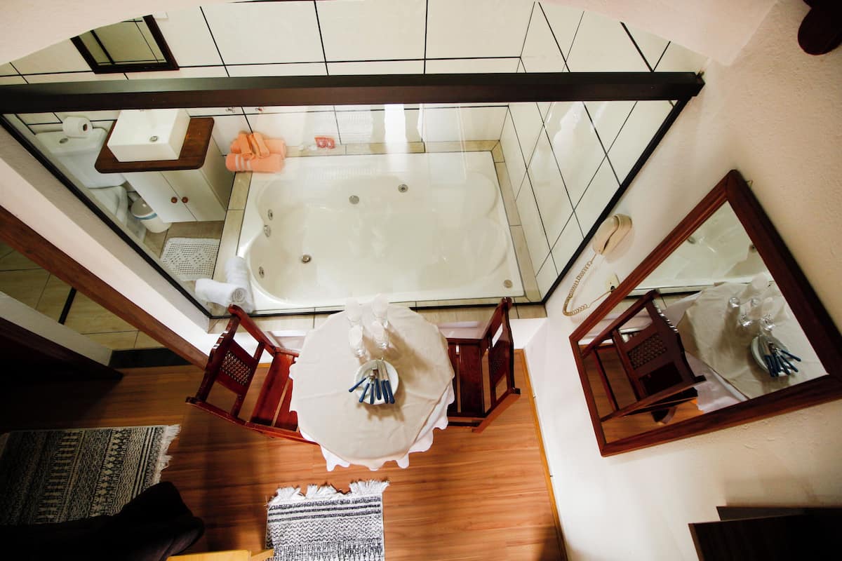 Jetted bathtub