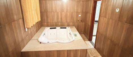 Une pièce en bois comprenant un sauna, un banc et un porte-serviettes.