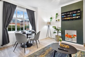 TV - Luxe Stays - Sleeps 7 - Jacuzzi (London)