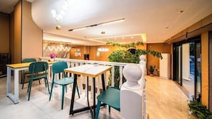 Lobby-lounge