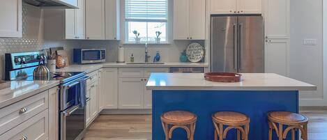 Refrigerador, microondas, horno, placa de cocina