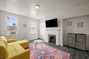 Een televisie en een kantoor