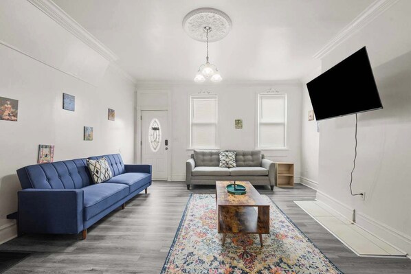 Een televisie en een kantoor