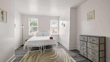 4 habitaciones, escritorio y tabla de planchar con plancha