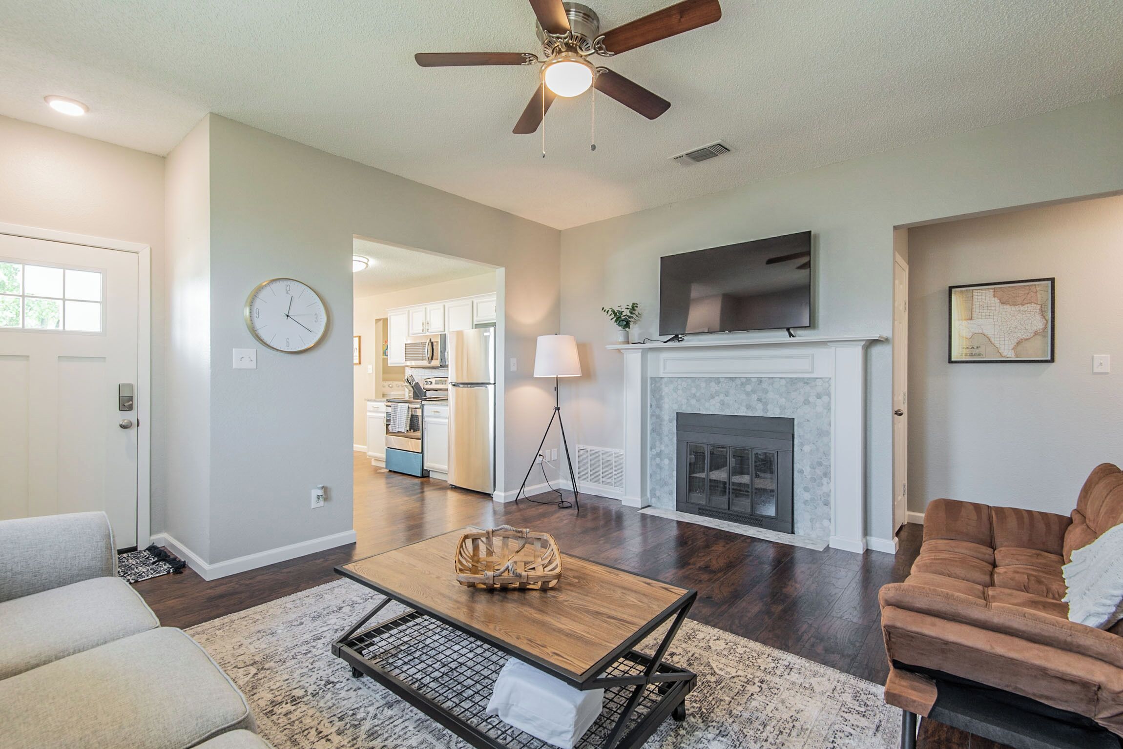 TV connectée, cheminée, lecteur de DVD