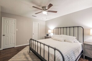 3 chambres, fer et planche à repasser, Wi-Fi, draps fournis