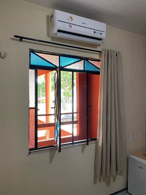 Traditionellt tvåbäddsrum | Mörkläggningsgardiner, strykjärn/strykbräda och sängkläder