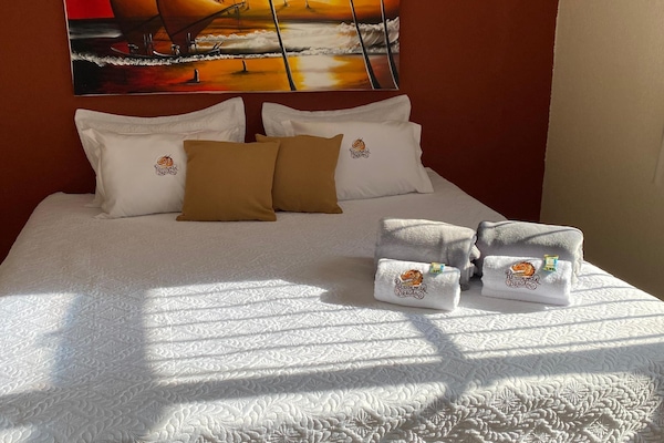 Quarto conforto | Cortinas blackout, ferros/tábuas de passar roupa, roupa de cama