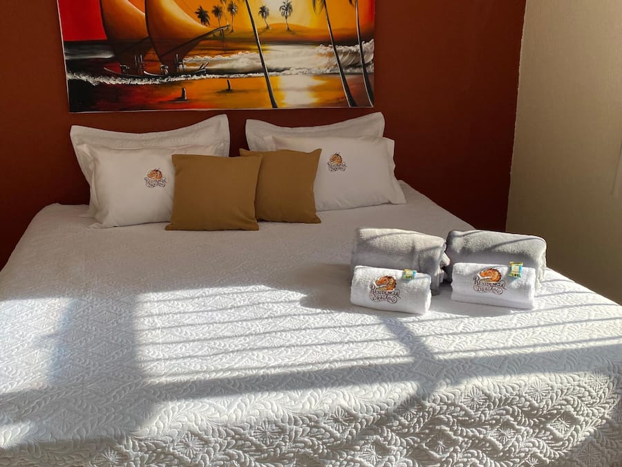 Quarto conforto | Cortinas blackout, ferros/tábuas de passar roupa, roupa de cama