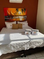 Quarto conforto | Cortinas blackout, ferros/tábuas de passar roupa, roupa de cama