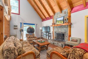 تلفزيون، مدفأة، مكتب