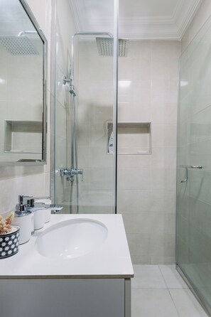 Serviettes fournies, savon, papier toilette
