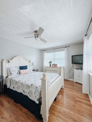 3 bedrooms, iron/ironing board, WiFi, bed sheets